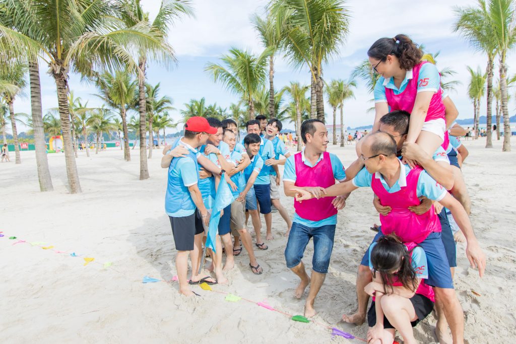 SunGo Media - teambuilding tại bãi biển Hạ Long
